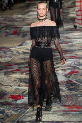 Alexander McQueen Весна-Лето 2017 (71664– Alexander– McQueen–SS–2017–24.jpg)